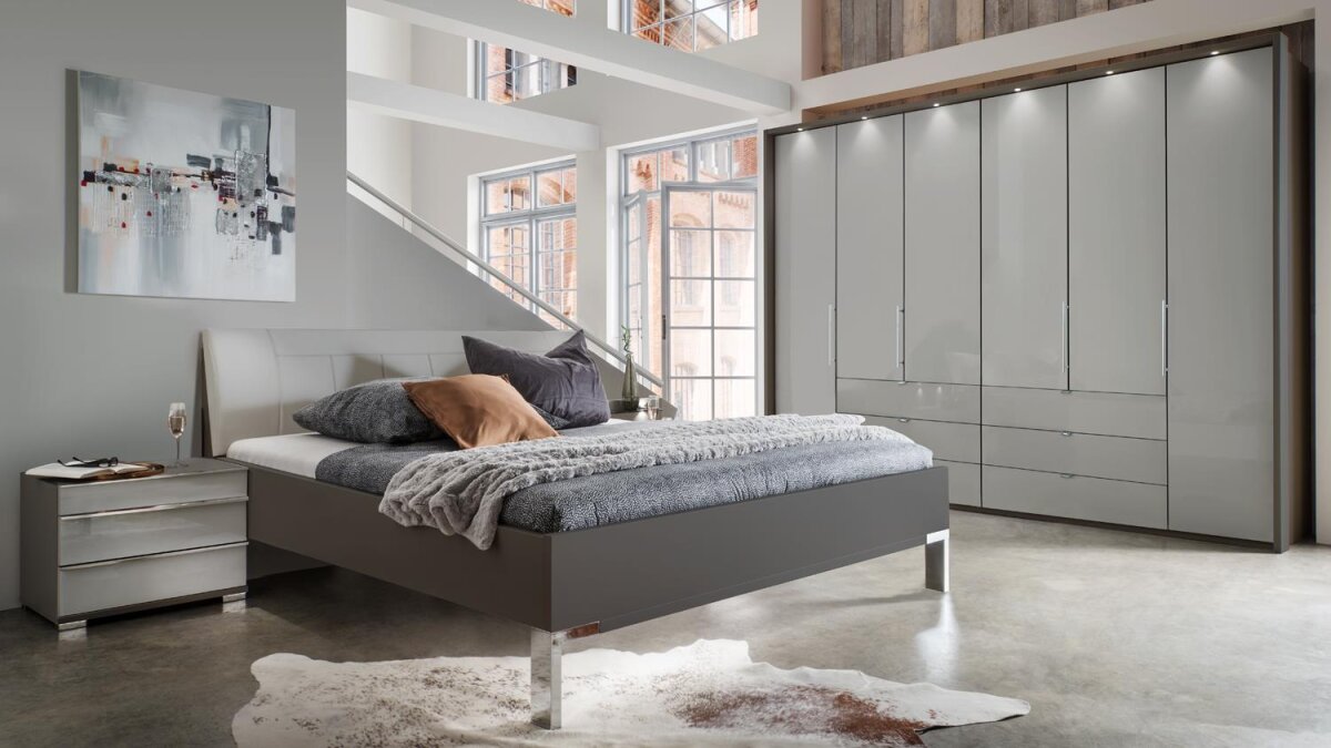 Schlafzimmer Kleiderschrank, Bett und ein store Nachttisch